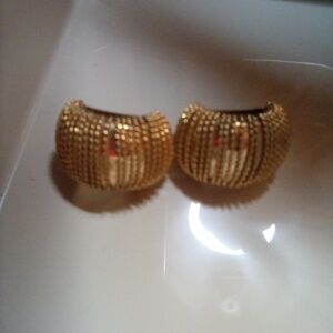 Gold tone vintage clip on earrings